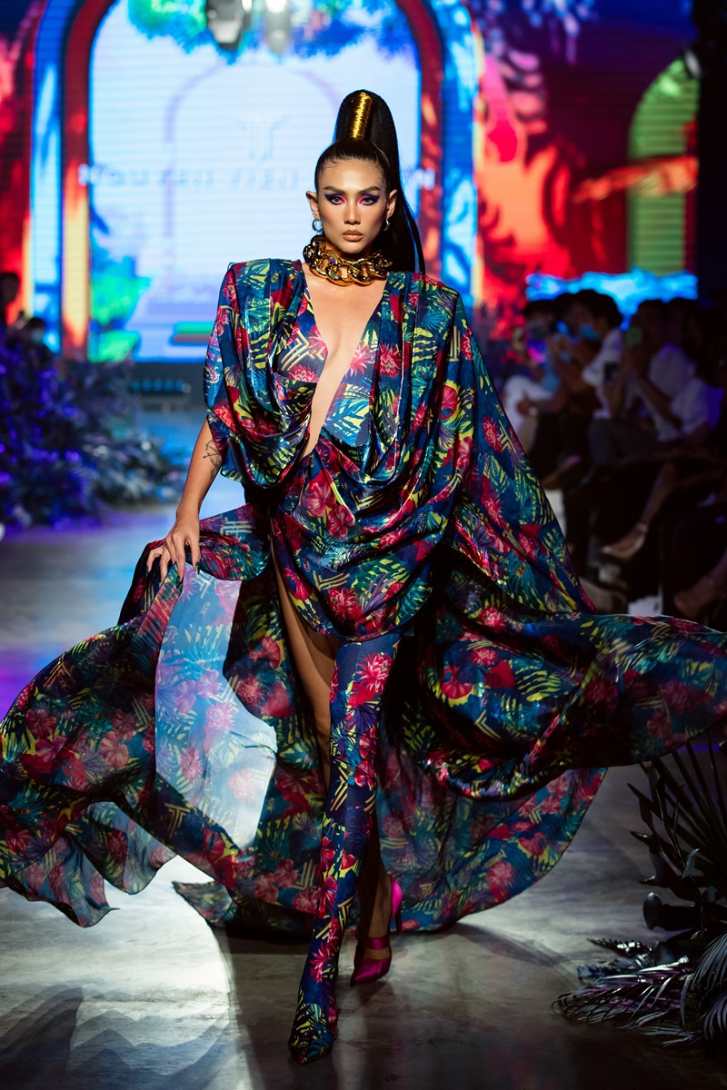 Mẫu nhí trong Lễ hội Thời trang gây ra tranh cãi gay gắt vì vác trăn lên sàn diễn ảnh 9