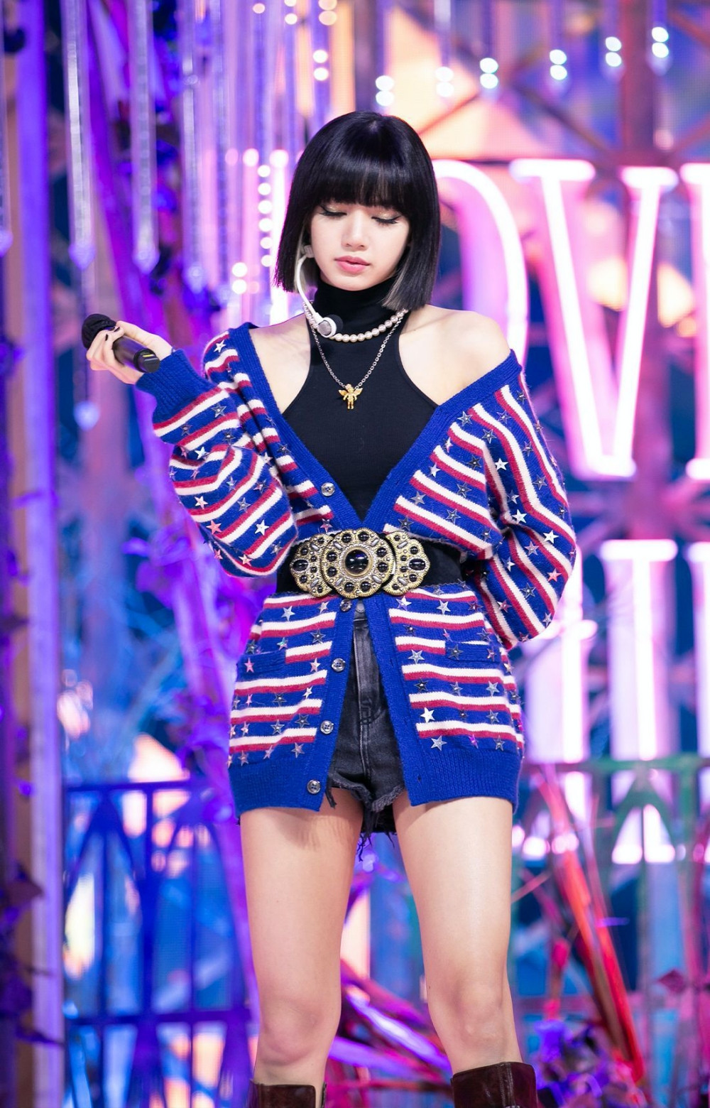 Ngắm Lisa đụng hàng toàn mỹ nam để thấy trình mix đồ của stylist nhà BLACKPINK thực sự quá đỉnh ảnh 2