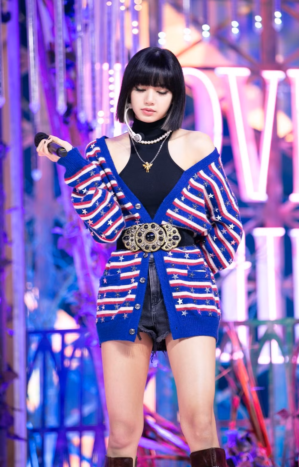 Ngắm Lisa đụng hàng toàn mỹ nam để thấy trình mix đồ của stylist nhà BLACKPINK thực sự quá đỉnh ảnh 2