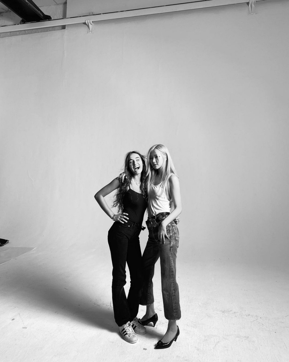 Ảnh hậu trường quảng cáo của Rosé BLACKPINK có gì đặc biệt mà được khen hơn cả ảnh chính? ảnh 5