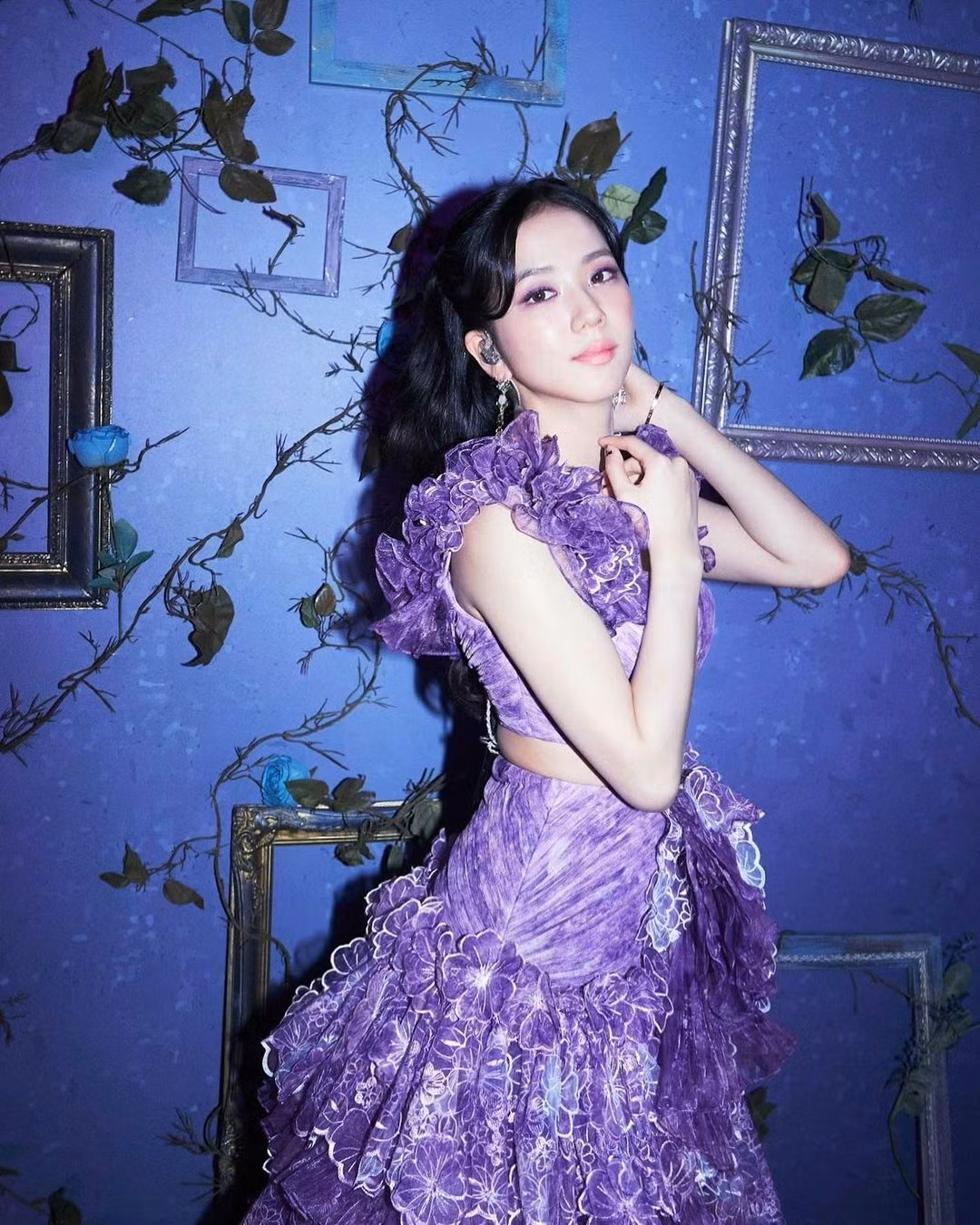 Jisoo BLACKPINK xinh đẹp như “nàng tiên màu tím” trong The Show, netizen lại bái phục stylist về trình sửa đồ ảnh 1
