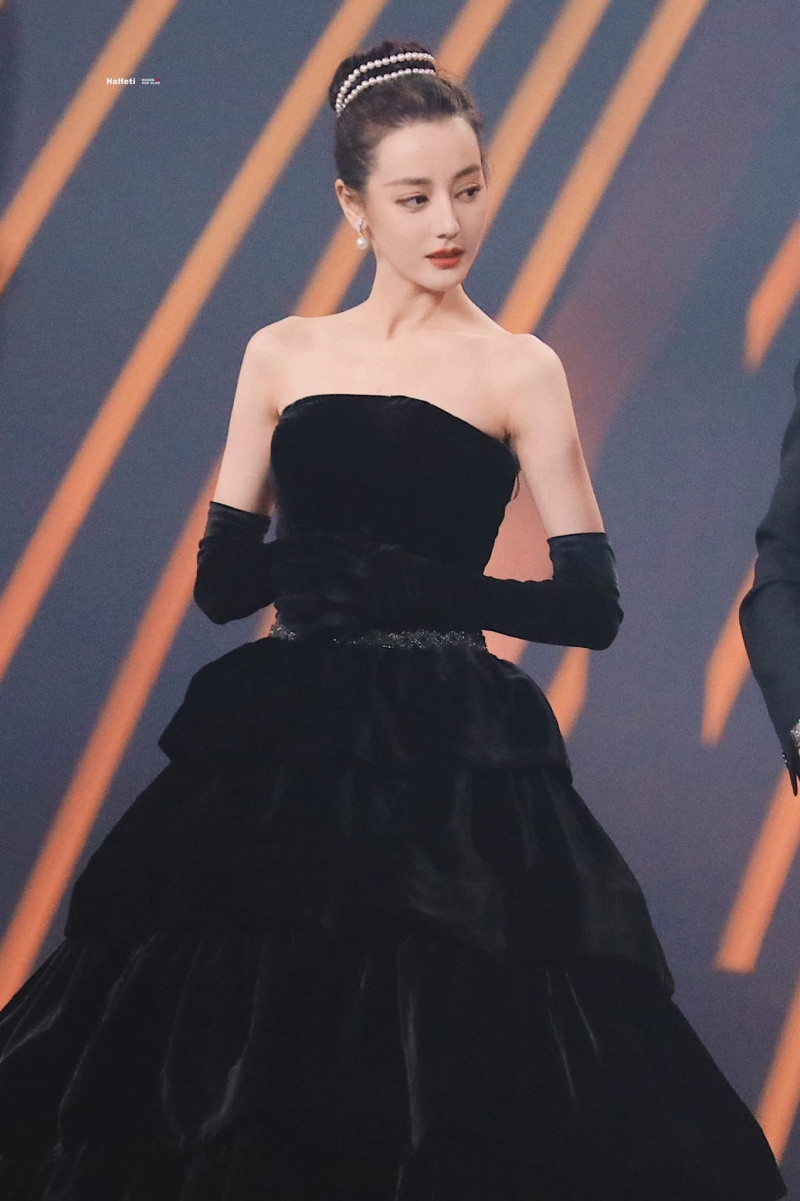 Mất điểm vì tóc ngắn trên thảm đỏ Weibo, nhưng Look 2 của Địch Lệ Nhiệt Ba lại khiến netizen chao đảo ảnh 7