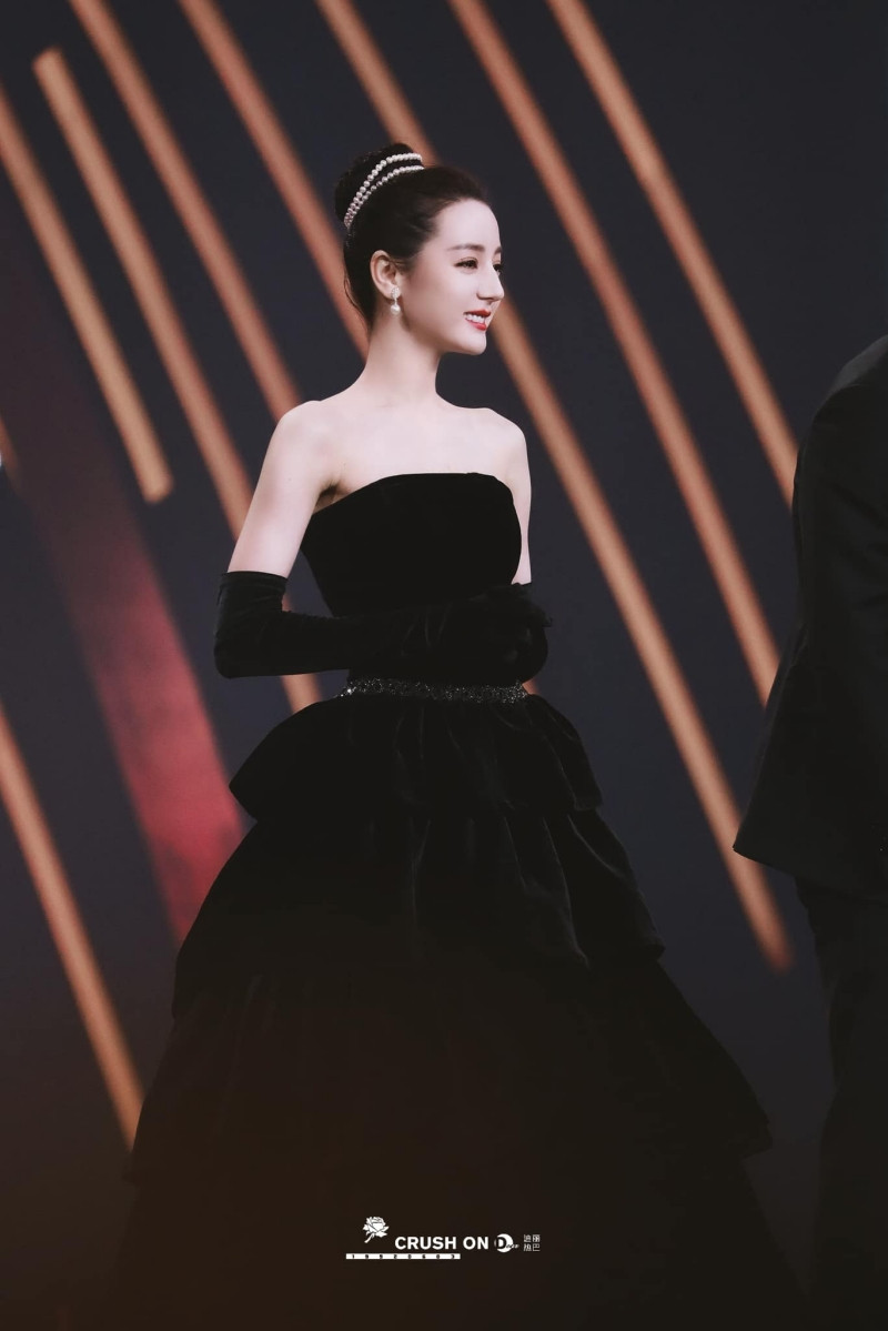 Mất điểm vì tóc ngắn trên thảm đỏ Weibo, nhưng Look 2 của Địch Lệ Nhiệt Ba lại khiến netizen chao đảo ảnh 9