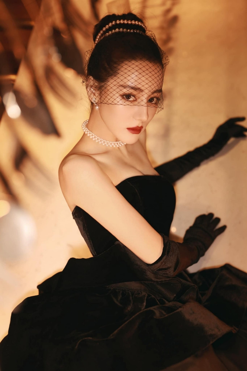 Mất điểm vì tóc ngắn trên thảm đỏ Weibo, nhưng Look 2 của Địch Lệ Nhiệt Ba lại khiến netizen chao đảo ảnh 6