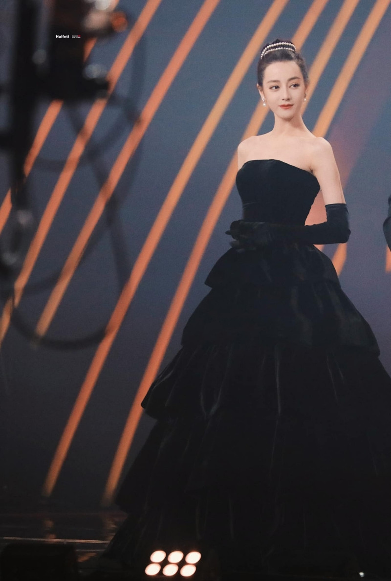 Mất điểm vì tóc ngắn trên thảm đỏ Weibo, nhưng Look 2 của Địch Lệ Nhiệt Ba lại khiến netizen chao đảo ảnh 8