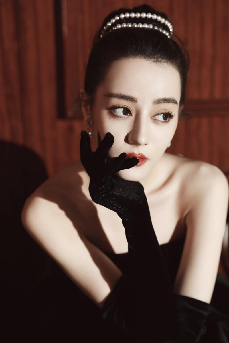 Mất điểm vì tóc ngắn trên thảm đỏ Weibo, nhưng Look 2 của Địch Lệ Nhiệt Ba lại khiến netizen chao đảo ảnh 2