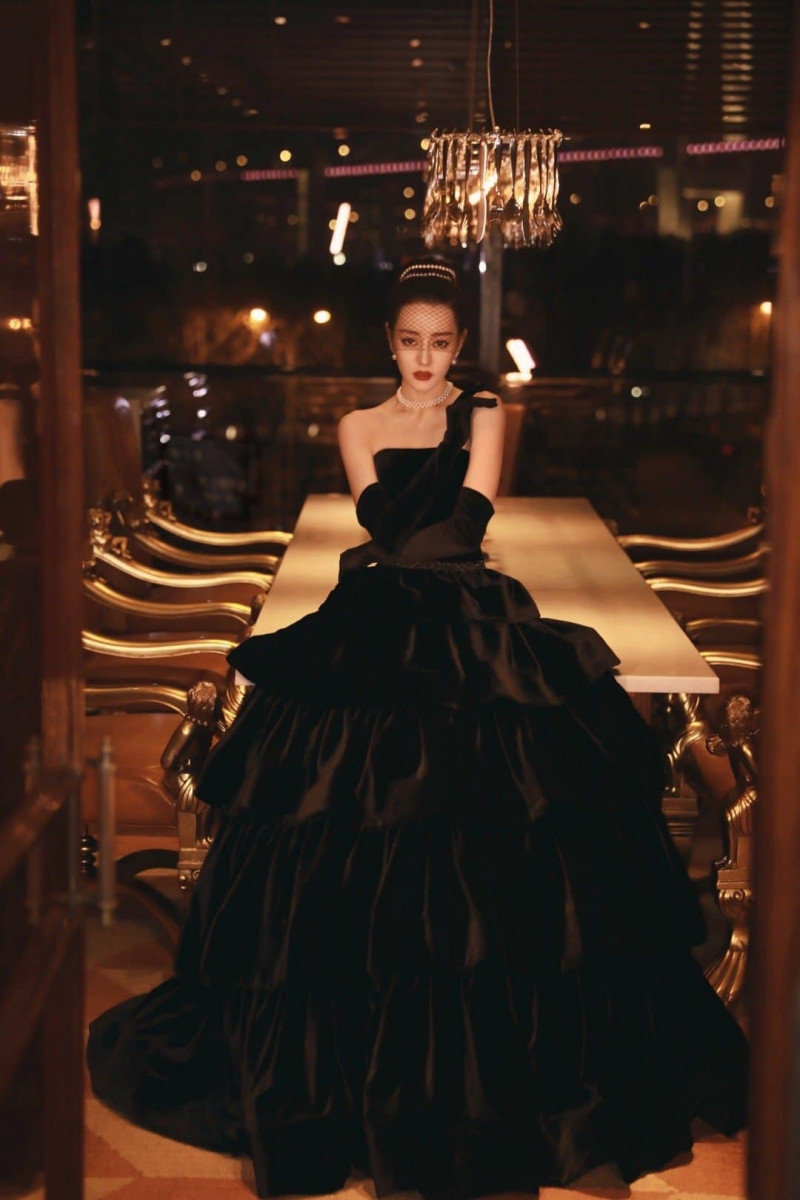 Mất điểm vì tóc ngắn trên thảm đỏ Weibo, nhưng Look 2 của Địch Lệ Nhiệt Ba lại khiến netizen chao đảo ảnh 4