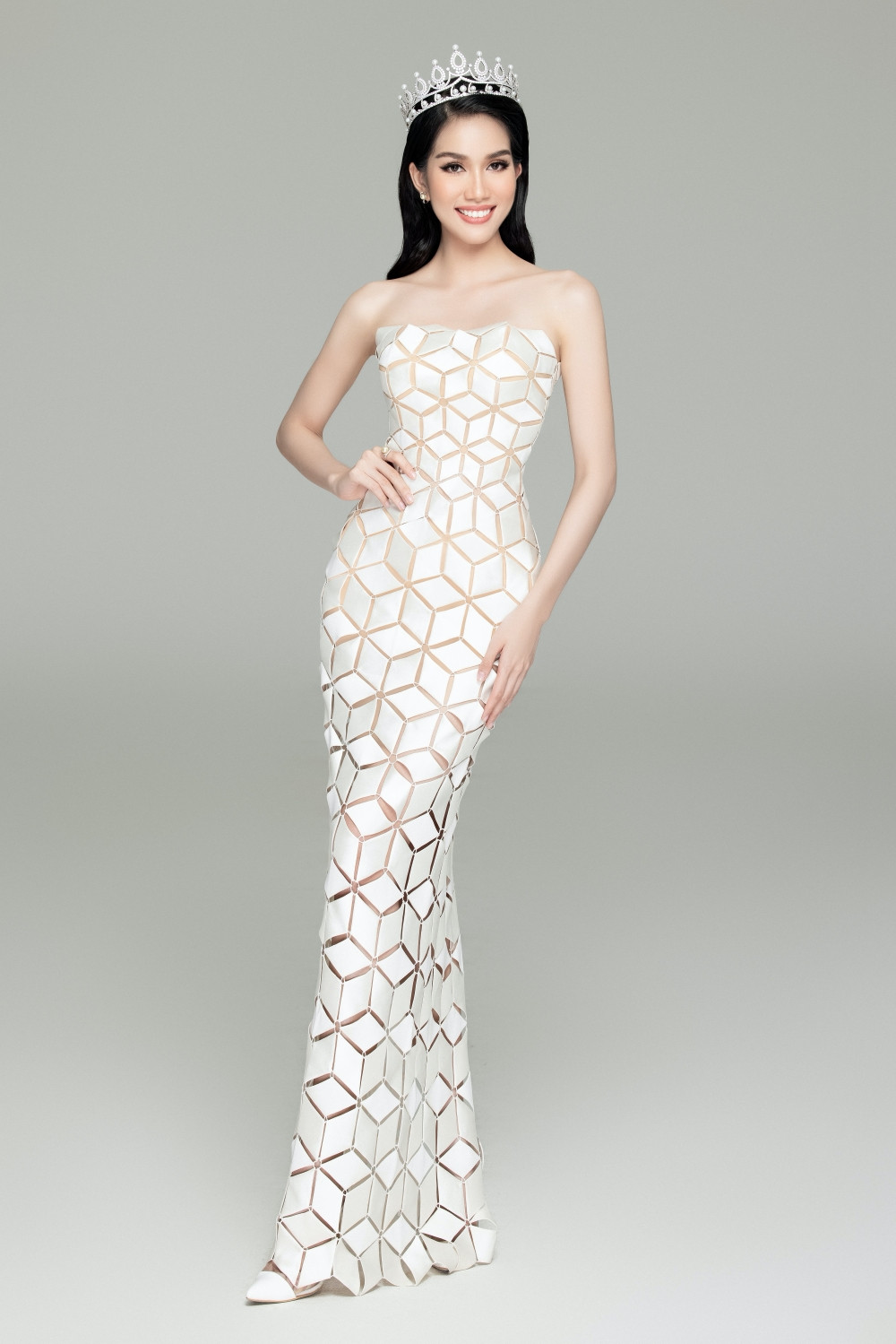 Hoa hậu Đỗ Thị Hà và 2 Á hậu khoe vai trần trong bộ váy đẹp như những “nàng tiên cá” ảnh 5