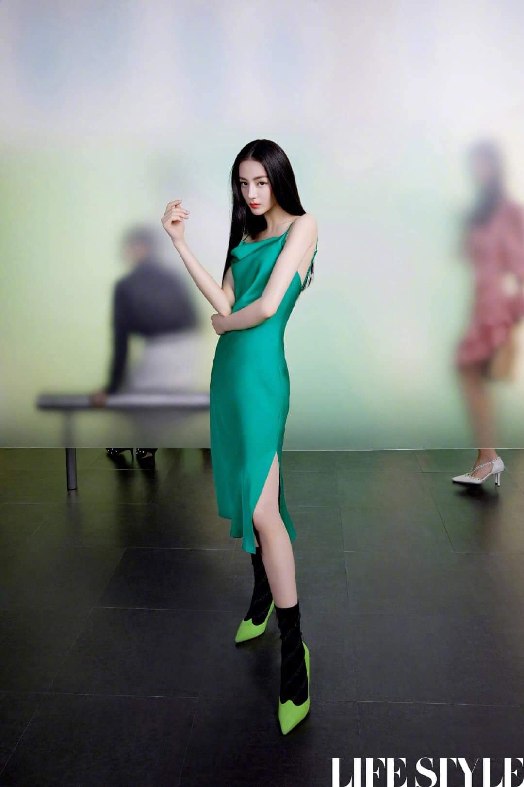 Địch Lệ Nhiệt Ba khoe lưng trần trên tạp chí LIFESTYLE, fan xuýt xoa “đúng là cực phẩm” ảnh 4