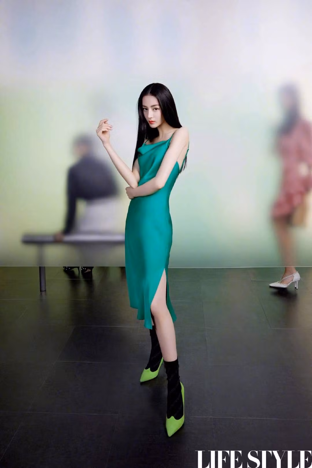 Địch Lệ Nhiệt Ba khoe lưng trần trên tạp chí LIFESTYLE, fan xuýt xoa “đúng là cực phẩm” ảnh 4