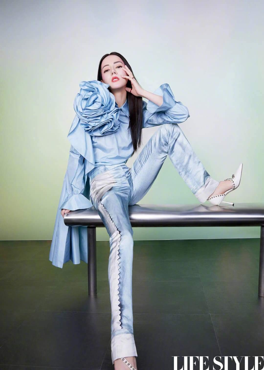 Địch Lệ Nhiệt Ba khoe lưng trần trên tạp chí LIFESTYLE, fan xuýt xoa “đúng là cực phẩm” ảnh 9