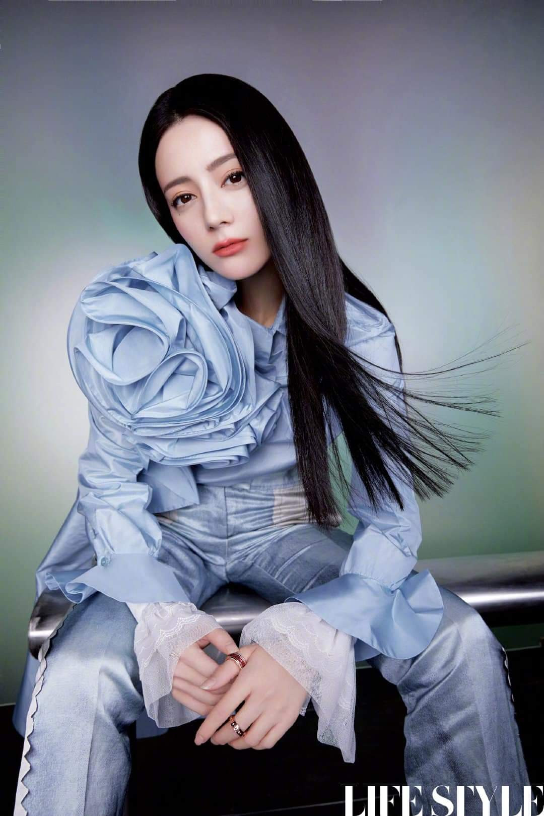 Địch Lệ Nhiệt Ba khoe lưng trần trên tạp chí LIFESTYLE, fan xuýt xoa “đúng là cực phẩm” ảnh 8