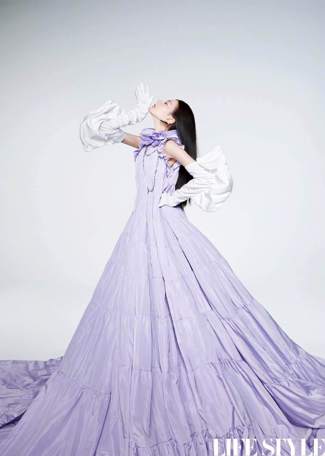 Địch Lệ Nhiệt Ba khoe lưng trần trên tạp chí LIFESTYLE, fan xuýt xoa “đúng là cực phẩm” ảnh 6