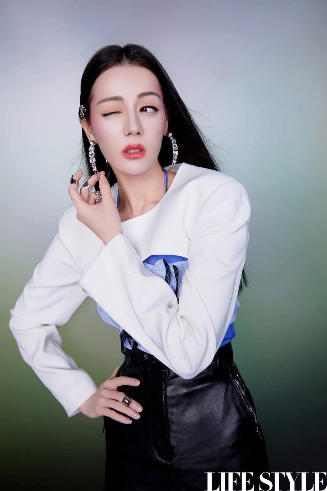 Địch Lệ Nhiệt Ba khoe lưng trần trên tạp chí LIFESTYLE, fan xuýt xoa “đúng là cực phẩm” ảnh 10