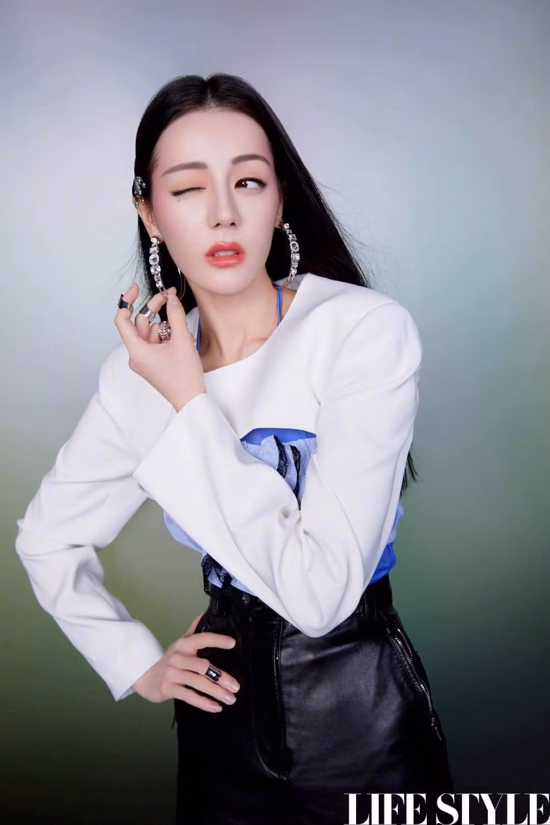 Địch Lệ Nhiệt Ba khoe lưng trần trên tạp chí LIFESTYLE, fan xuýt xoa “đúng là cực phẩm” ảnh 10