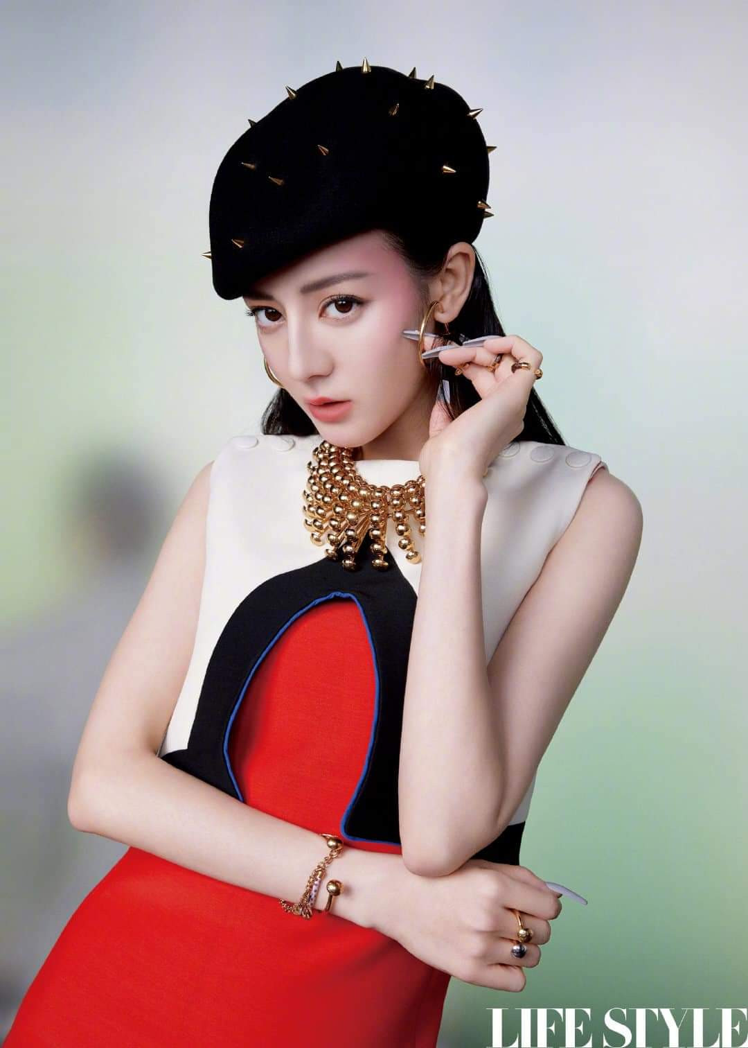 Địch Lệ Nhiệt Ba khoe lưng trần trên tạp chí LIFESTYLE, fan xuýt xoa “đúng là cực phẩm” ảnh 2