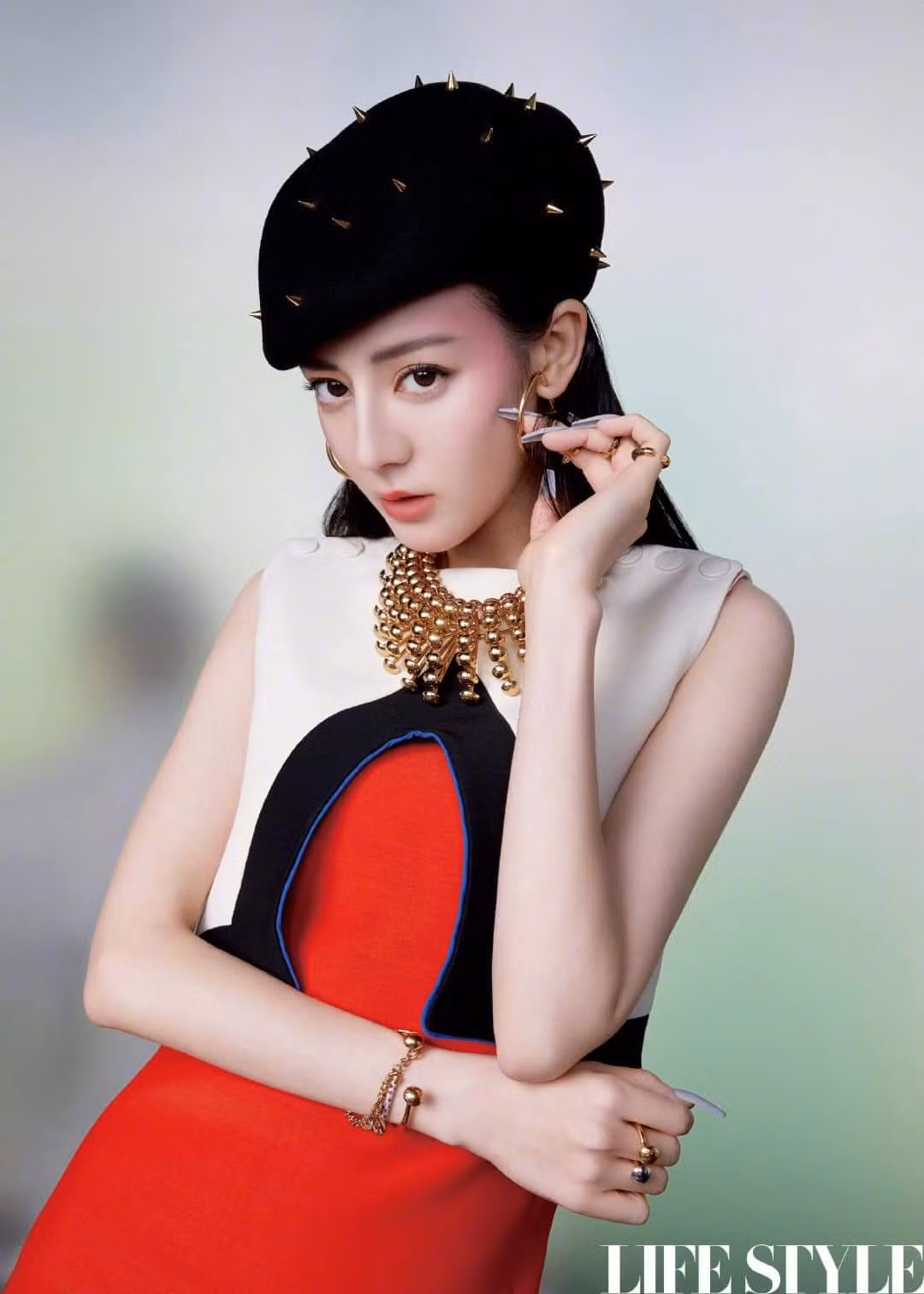 Địch Lệ Nhiệt Ba khoe lưng trần trên tạp chí LIFESTYLE, fan xuýt xoa “đúng là cực phẩm” ảnh 2