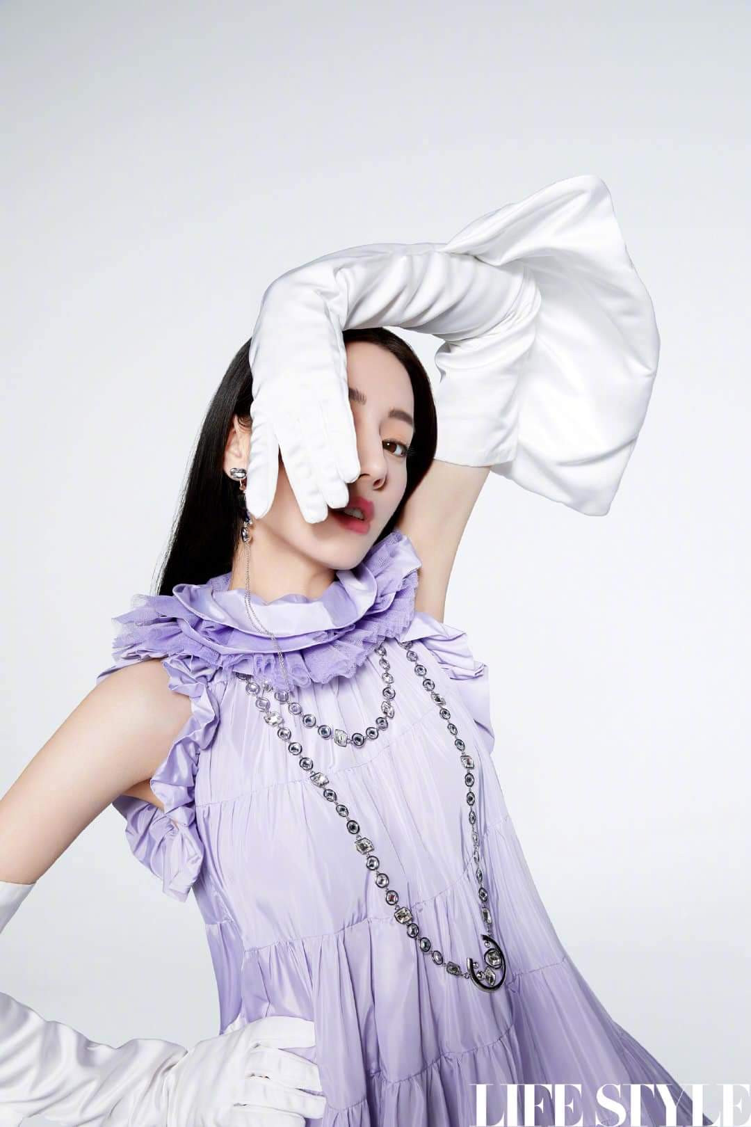 Địch Lệ Nhiệt Ba khoe lưng trần trên tạp chí LIFESTYLE, fan xuýt xoa “đúng là cực phẩm” ảnh 7