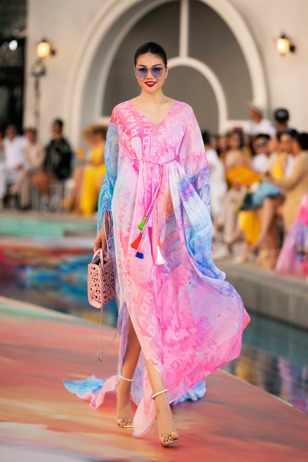 Trở lại sàn runway, Hoa hậu Đỗ Thị Hà được khen mở màn ấn tượng, thần thái thăng hạng ảnh 3