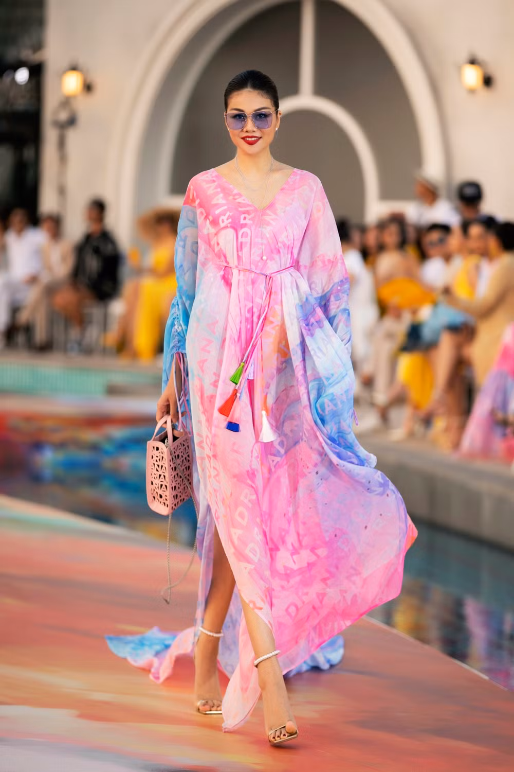 Trở lại sàn runway, Hoa hậu Đỗ Thị Hà được khen mở màn ấn tượng, thần thái thăng hạng ảnh 3
