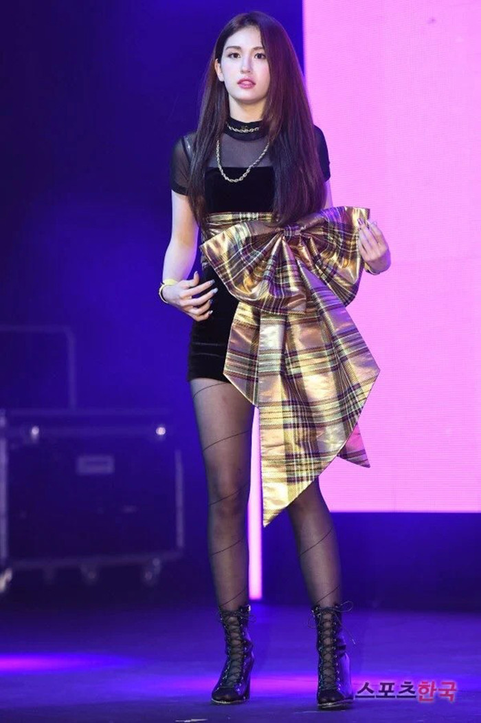 Ngắm loạt ảnh khoe đôi chân dài miên man của “bông hồng lai” Jeon Somi ảnh 4