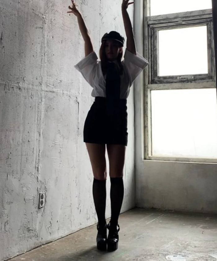 Ngắm loạt ảnh khoe đôi chân dài miên man của “bông hồng lai” Jeon Somi ảnh 8