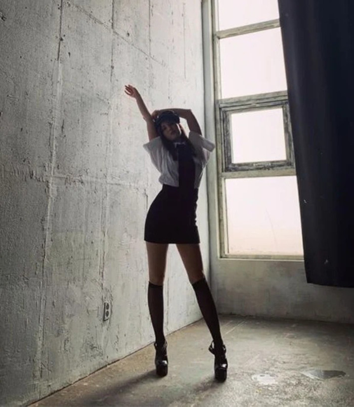 Ngắm loạt ảnh khoe đôi chân dài miên man của “bông hồng lai” Jeon Somi ảnh 9