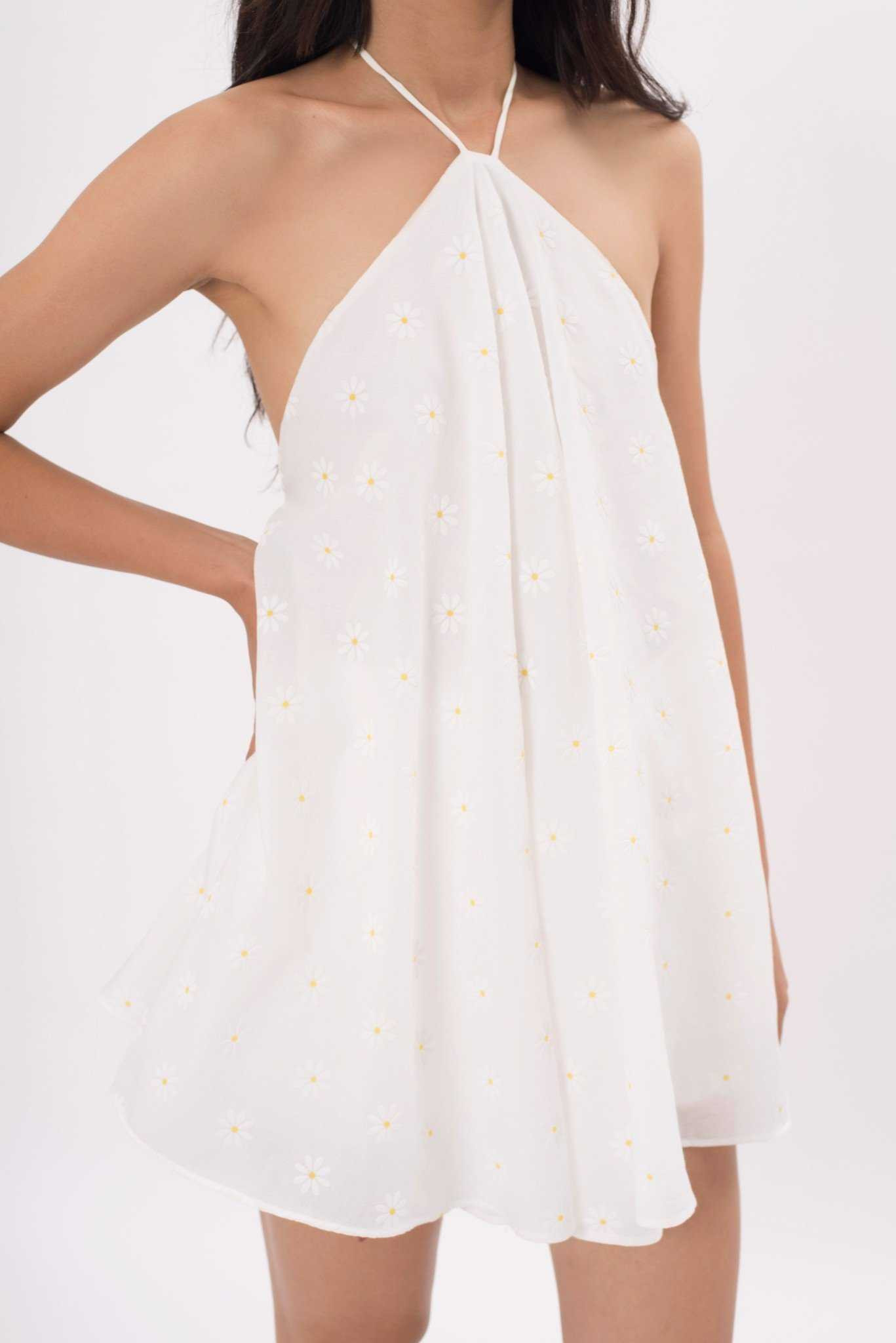 Chiếc váy yếm siêu mát mẻ khiến các hotgirl mê mẩn, không ngại “đụng hàng“ ảnh 7