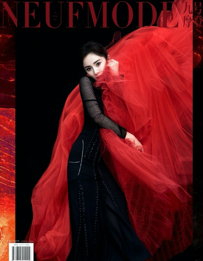 Dương Mịch “mở hàng” bìa năm mới của 3 tạp chí lớn, trong đó có Harper’s BAZAAR Việt Nam ảnh 2