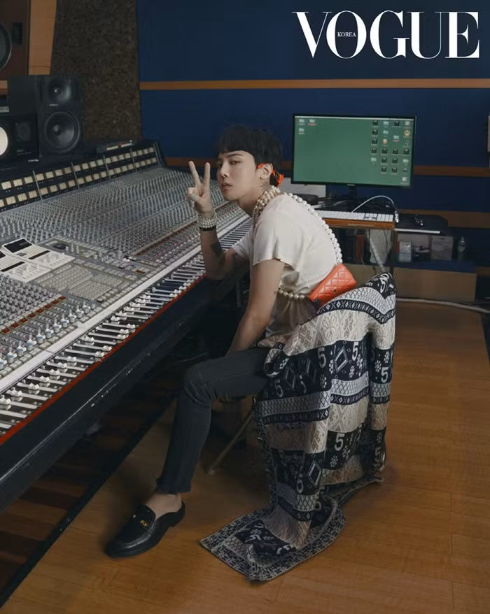 Chỉ có thể là G-DRAGON, chụp ảnh thời trang phía sau lưng vẫn được khen nức nở ảnh 11