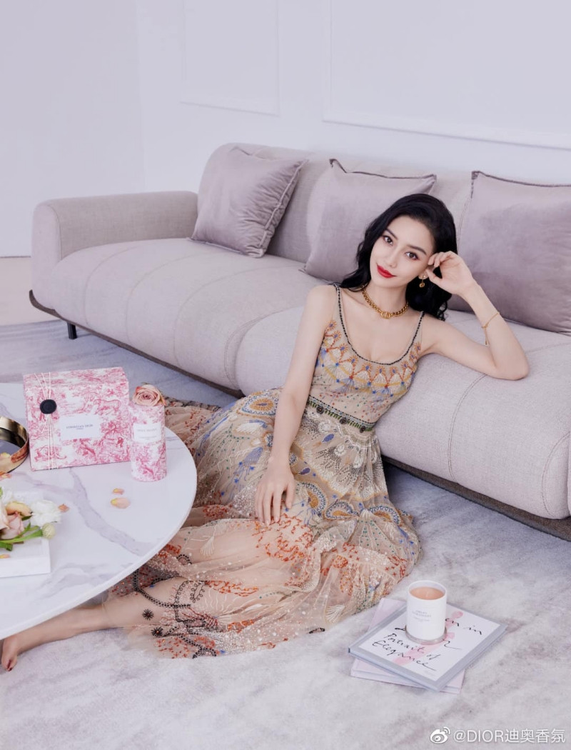 Cùng quảng cáo nước hoa Dior, hai đại sứ Jisoo (BLACKPINK) và Angela Baby lại được đem ra so sánh ảnh 6