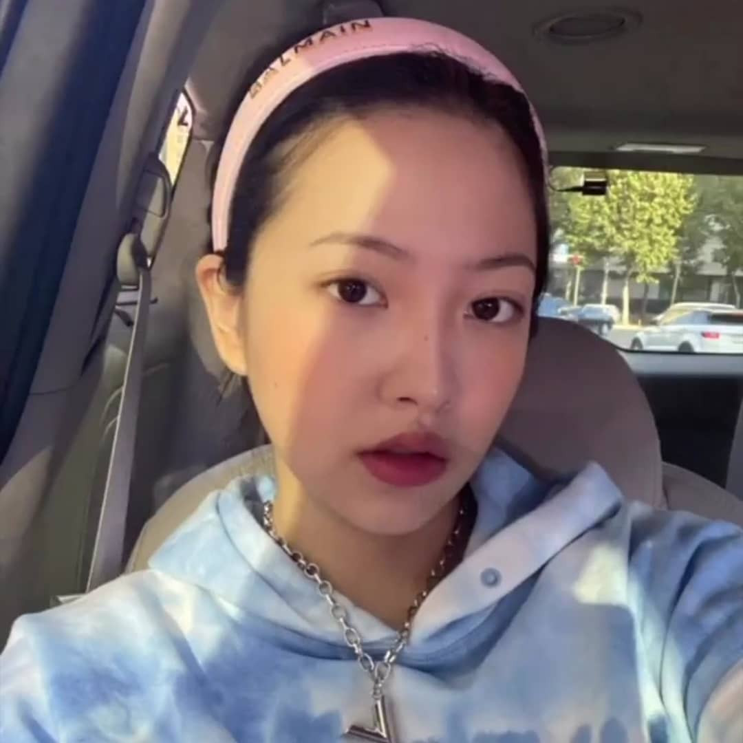 Đụng hàng chiếc áo hoodie, Jisoo (BLACKPINK) mix đồ “cao tay” hơn hẳn Yeri (Red Velvet) ảnh 5