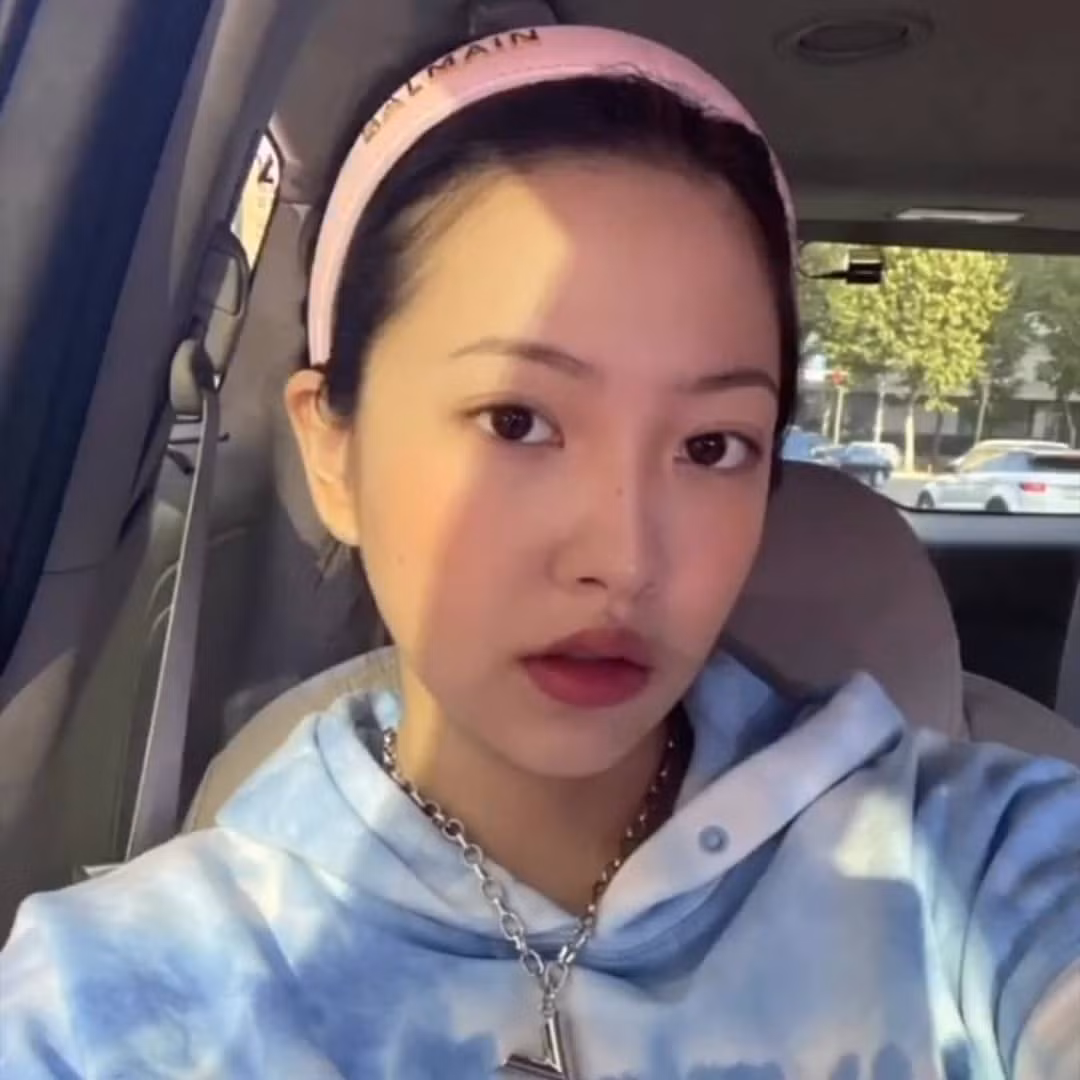 Đụng hàng chiếc áo hoodie, Jisoo (BLACKPINK) mix đồ “cao tay” hơn hẳn Yeri (Red Velvet) ảnh 5