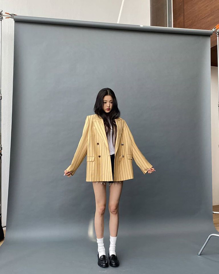 Jang Won Young gây sốc với đôi chân dài "siêu thực" trong loạt ảnh hậu trường chụp cho GQ ảnh 4