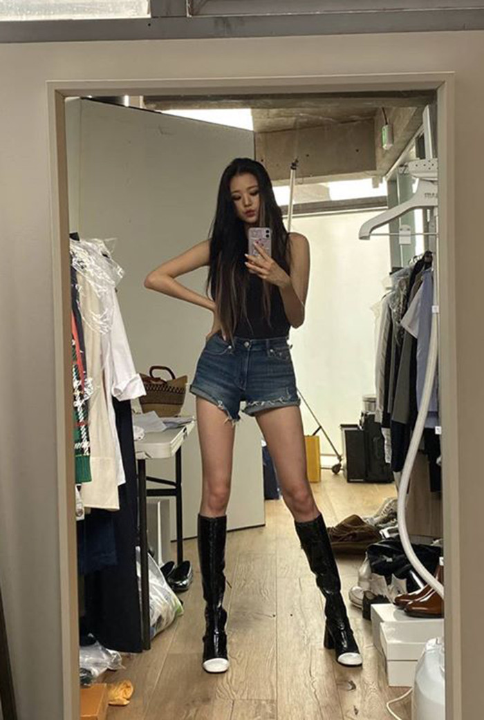 Jang Won Young gây sốc với đôi chân dài "siêu thực" trong loạt ảnh hậu trường chụp cho GQ ảnh 3