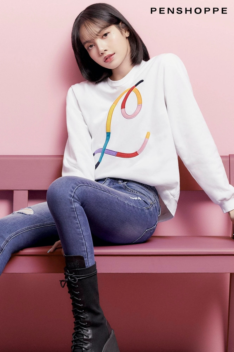 Tung loạt ảnh quảng cáo cho nhãn hàng thời trang, Lisa truyền đi thông điệp cực ý nghĩa ảnh 1