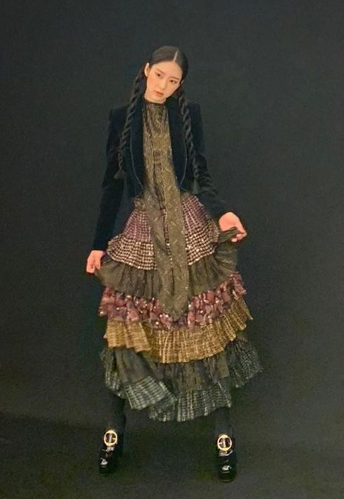 Lisa BLACKPINK chứng minh đẳng cấp “đại sứ” khi đụng hàng với 2 thành viên của OH MY GIRL ảnh 3