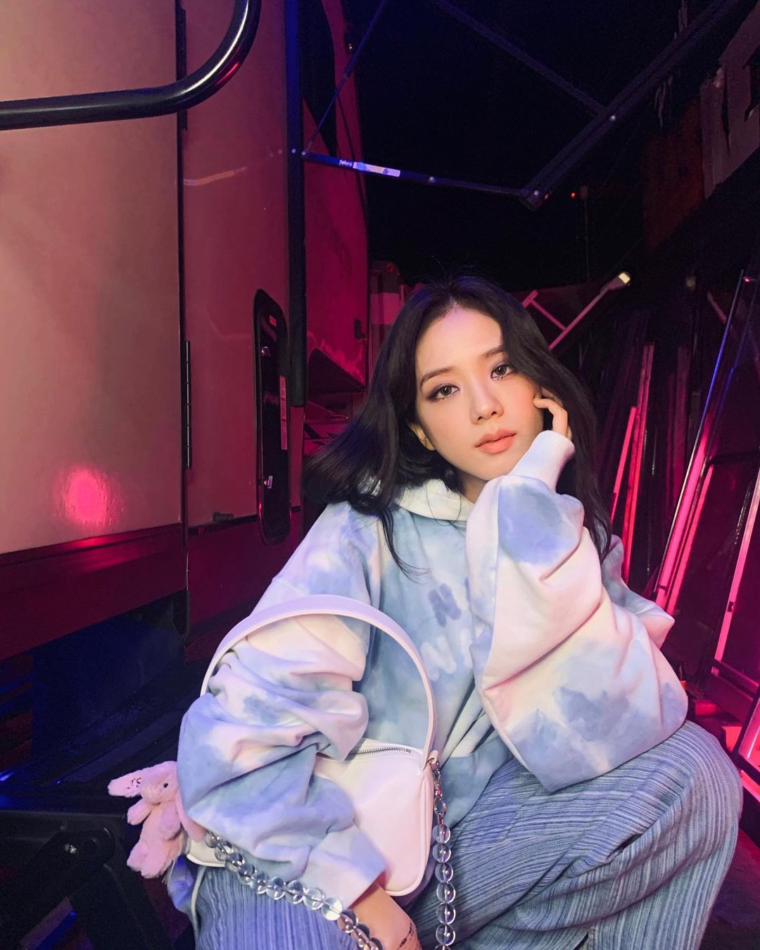 Đụng hàng chiếc áo hoodie, Jisoo (BLACKPINK) mix đồ “cao tay” hơn hẳn Yeri (Red Velvet) ảnh 2
