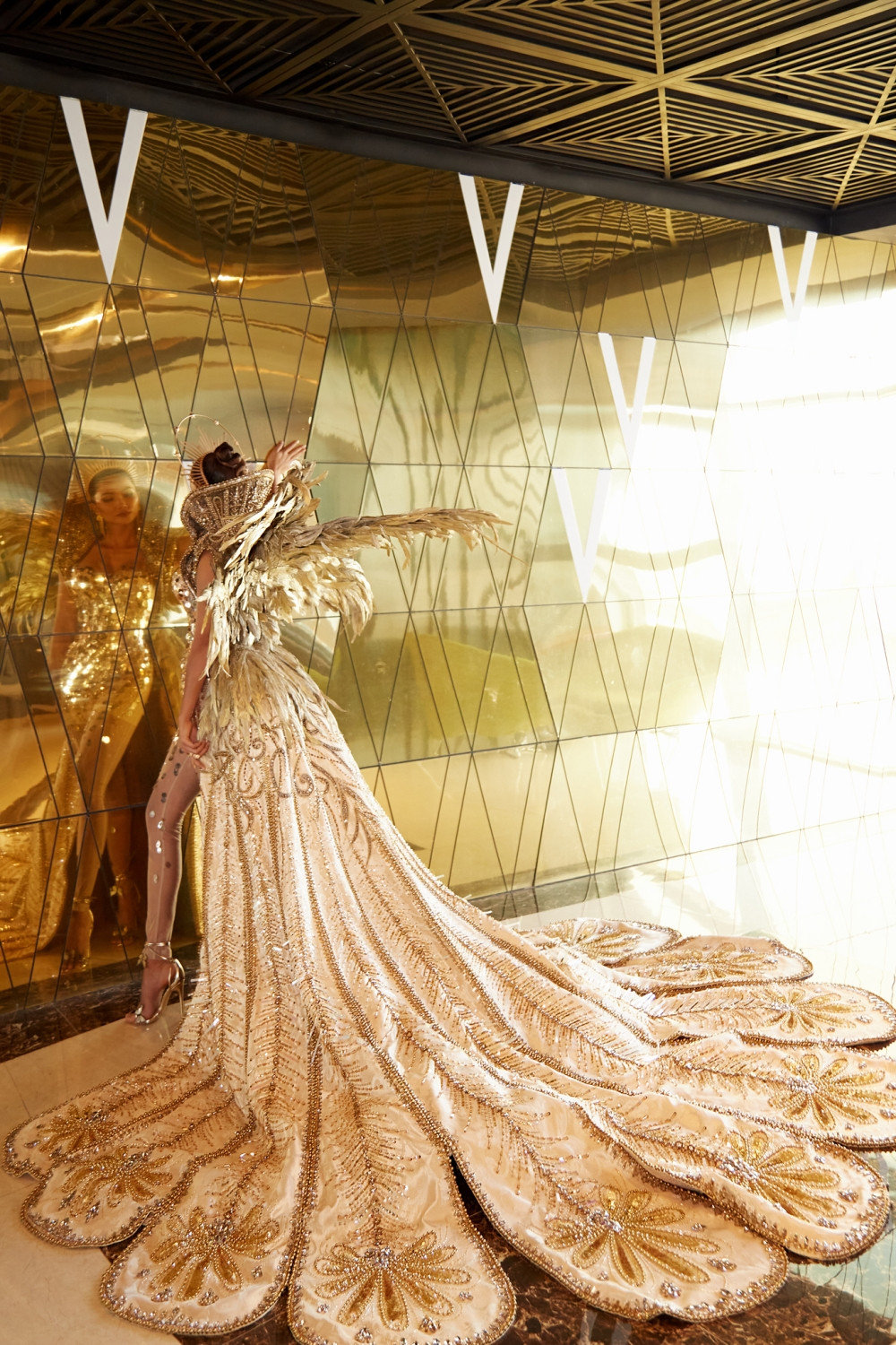 Hoa hậu H’Hen Niê hóa thân thành Nữ thần Mặt Trời đầy quyền lực trong bộ váy đồ sộ ảnh 6