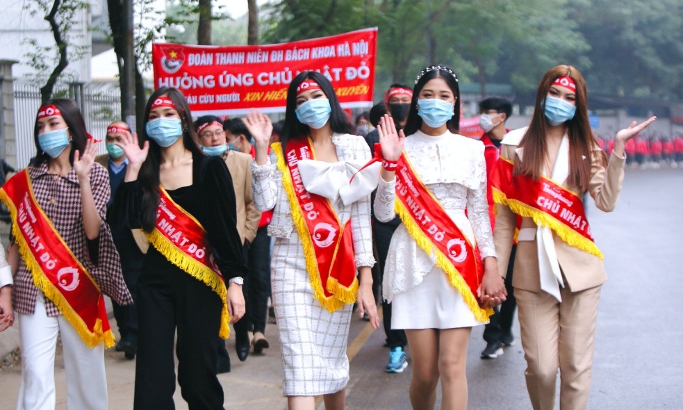 Hoa hậu Đỗ Thị Hà cùng hai Á hậu lan tỏa thông điệp nhân văn của ngày Chủ Nhật Đỏ ảnh 2