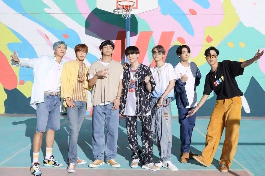 Nhìn BXH iTunes Mỹ thời điểm này, không ít netizen thốt lên: “Đây là BXH của BTS mở rộng?“ ảnh 1