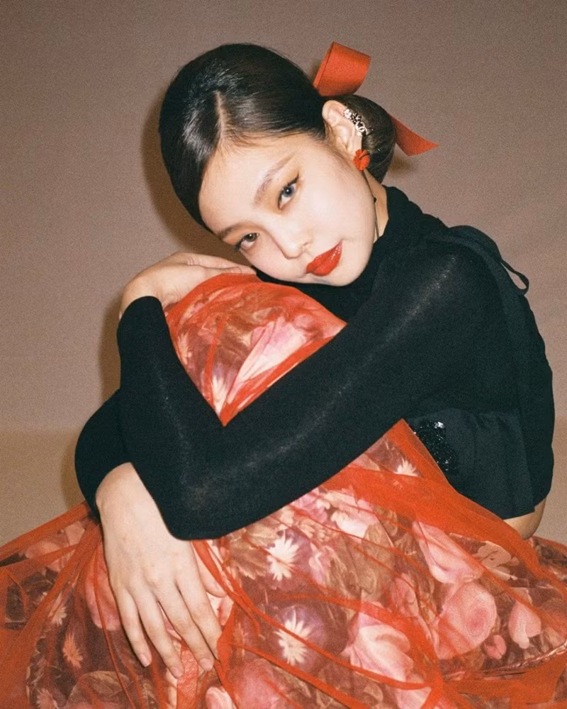 Jennie BLACKPINK tung loạt ảnh không mới, nhưng nhìn kỹ mới thấy sự khác lạ trong đôi mắt ảnh 1