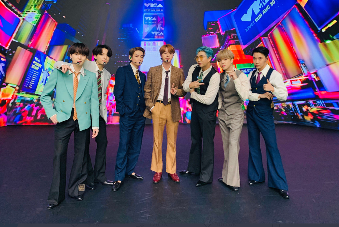 SUGA, V “khóc nhè”, BTS “mượn” Billboard tặng Jungkook quà sinh nhật siêu to khổng lồ ảnh 1