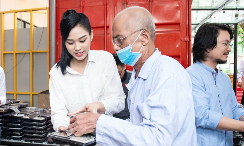 Hoa hậu Đỗ Thị Hà lan tỏa thông điệp tích cực trong sự kiện Nâng bước thủ khoa 2020 ảnh 9 Hoa hậu Đỗ Thị Hà lan tỏa thông điệp tích cực trong sự kiện Nâng bước thủ khoa 2020 ảnh 9