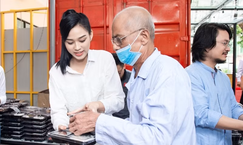 Hoa hậu Đỗ Thị Hà lan tỏa thông điệp tích cực trong sự kiện Nâng bước thủ khoa 2020 ảnh 9