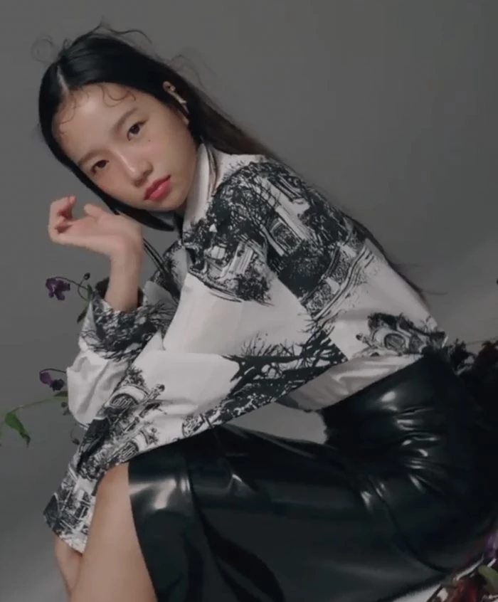 Loạt ảnh vô cùng khó hiểu của 1 số thành viên IZ*ONE trên VOGUE Hàn khiến netizen phẫn nộ ảnh 11