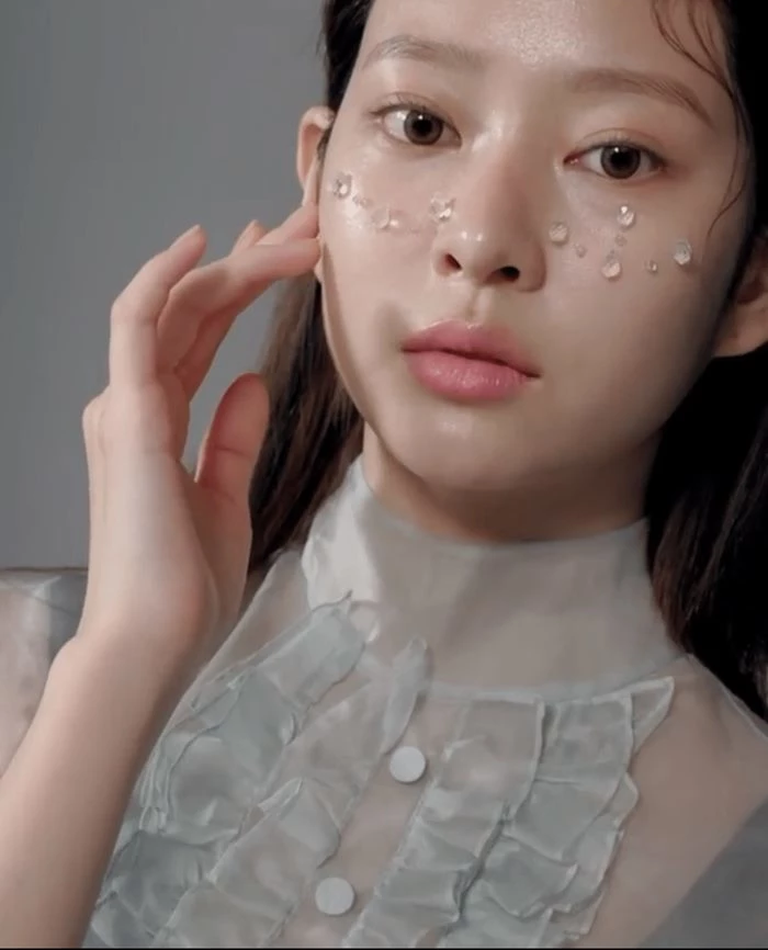 Loạt ảnh vô cùng khó hiểu của 1 số thành viên IZ*ONE trên VOGUE Hàn khiến netizen phẫn nộ ảnh 10