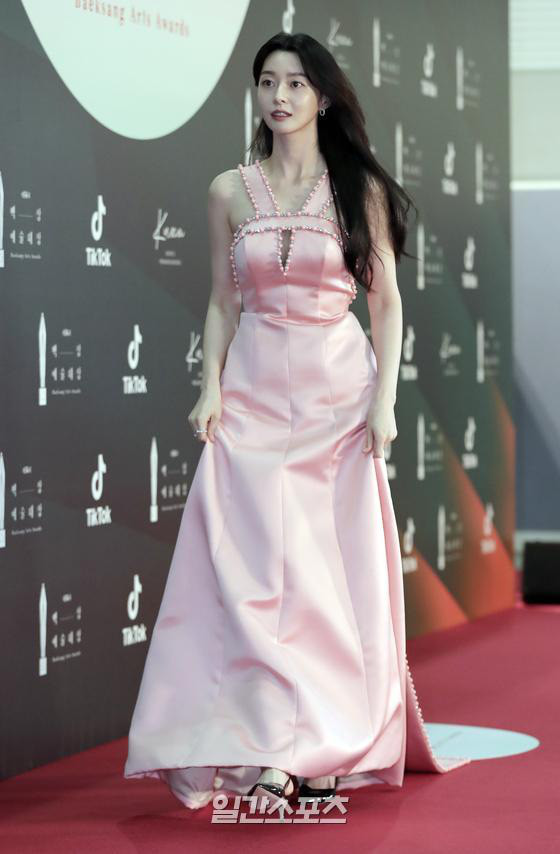Thảm đỏ Baeksang 2020: Hyun Bin, Son Ye Jin xuất hiện ấn tượng, thỏa lòng mong đợi của fan ảnh 9