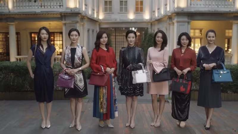 Cố Giai (30 Chưa Phải Là Hết) xài túi Chanel giá bao nhiêu mà chụp ảnh vẫn phải giấu? ảnh 1