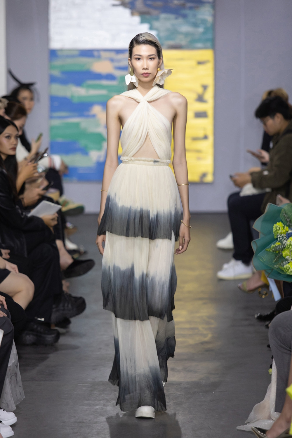 Hoa hậu Đỗ Thị Hà mở màn show thời trang với nhan sắc tựa nàng thơ, ai cũng phải xuýt xoa ảnh 9